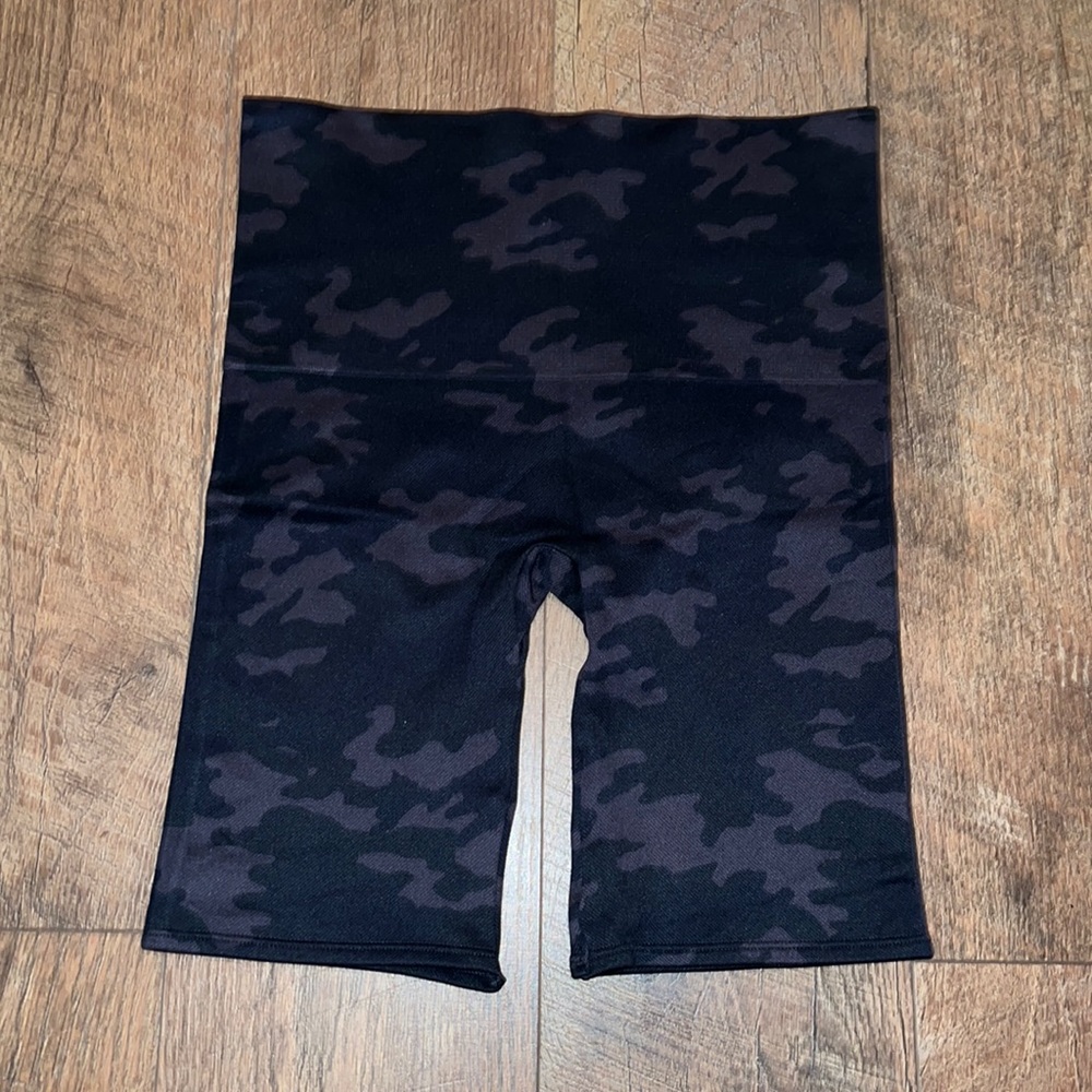 Spanx Look At Me Now Bike Shorts in Black Camo